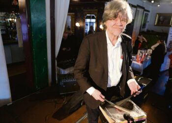 Jazzin ja avantgarden veteraani M. A. Numminen soitti puhelinluetteloa vispilöillä viikko sitten jazz-aiheisen kirjansa julkistustilaisuudessa Helsingissä.