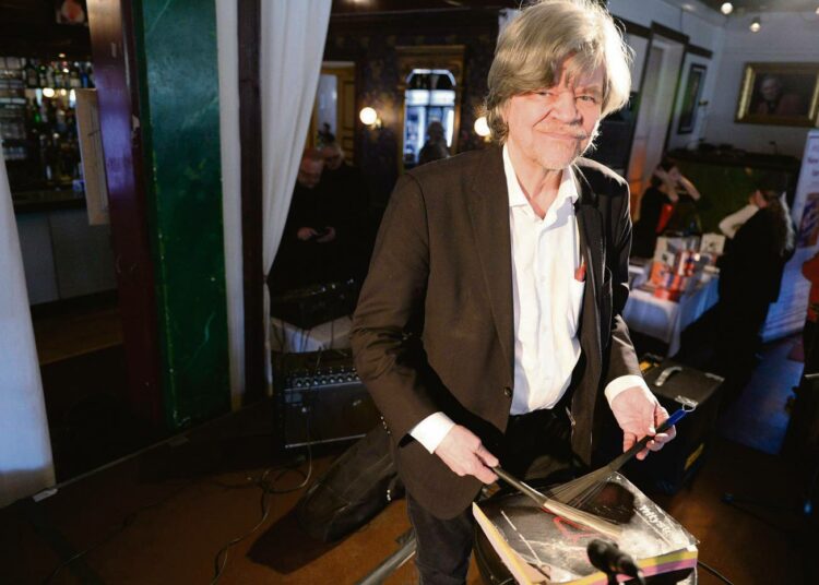Jazzin ja avantgarden veteraani M. A. Numminen soitti puhelinluetteloa vispilöillä viikko sitten jazz-aiheisen kirjansa julkistustilaisuudessa Helsingissä.