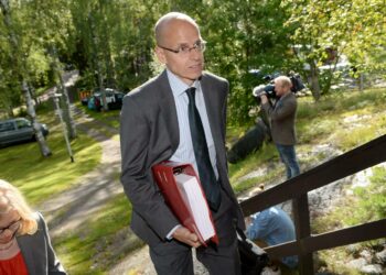 Valtiovarainministeriön valtiosihteeri Martti Hetemäki saapuu valtiovarainministeriön sisäisiin budjettineuvotteluihin Moisniemessä Espoossa keskiviikkona.