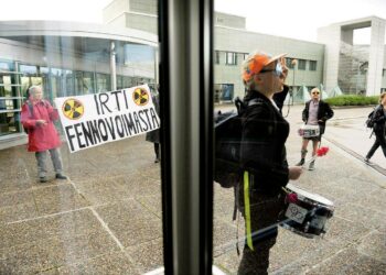 Kirjoittaja haluaisi Suomen luopuvan uraanivoimaloistaan, jottei jätteenä syntyvää plutoniumia voida käyttää ydinaseisiin. Ydinvoiman ja Fennovoima-sopimuksen vastustajat osoittivat mieltään Fortumin pääkonttorin edessä Espoossa heinäkuussa 2015.