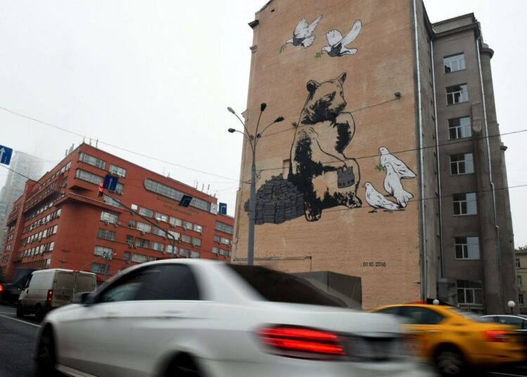 ”Isänmaallisten” taiteilijoiden ryhmä Set on maalannut Moskovaan seinämaalauksia, kuten tämän tuoreen teoksen, jossa Venäjän karhu ojentaa rauhankyyhkyille luotiliivejä.