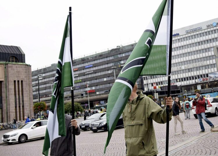 Uusnatsit marssivat Helsingissä tiistaina. Syyskuussa Pohjoismaisen Vastarintaliikkeen Suomen haaran mielenosoitus päättyi yhden henkilön kuolemaan johtaneeseen pahoinpitelyyn.