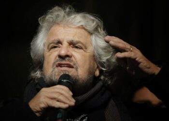 Beppe Grillo puhumassa joulukuussa Torinossa.
