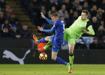 Leicesterin Jamie Vardy (vas.) ja Liverpoolin maalivahti Simon Mignolet.