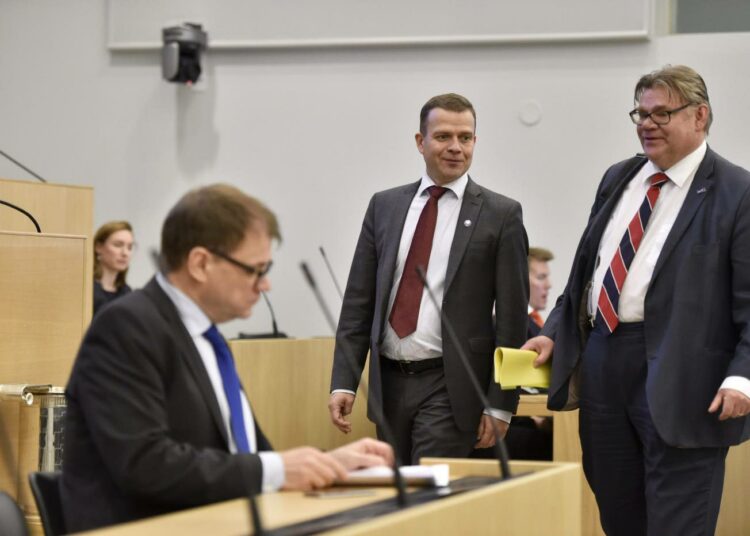 Hallituksen johtotroikka valtiovarainministeri Petteri Orpo (kok.), pääministeri Juha Sipilä (kesk.) ja ulkoministeri Timo Soini (ps.) siirsivät hallituksen puoliväliriihen yksissä tuumin kuntavaalien jälkeiseen aikaan.