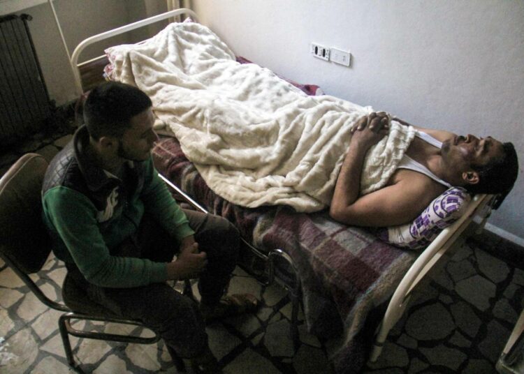 Kaasuiskun uhria hoidetaan Idlibin kaupungissa Syyriassa torstaina 6.4.