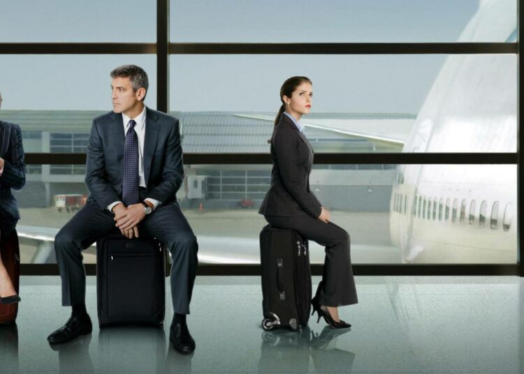Vera Farmiga (vas.), George Clooney ja Anna Kendrick lähdössä lentoon.