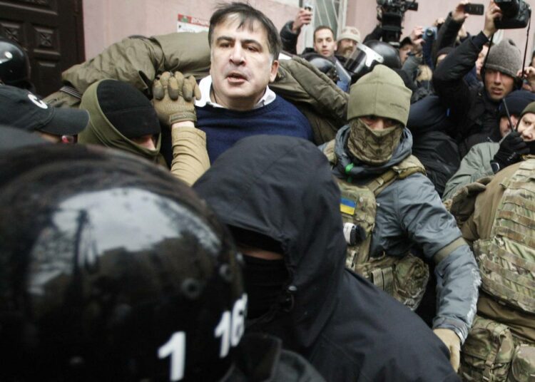 Naamioidut poliisit pidättivät Mikheil Saakashvilin kotoaan Kiovassa ja veivät autolla pois.