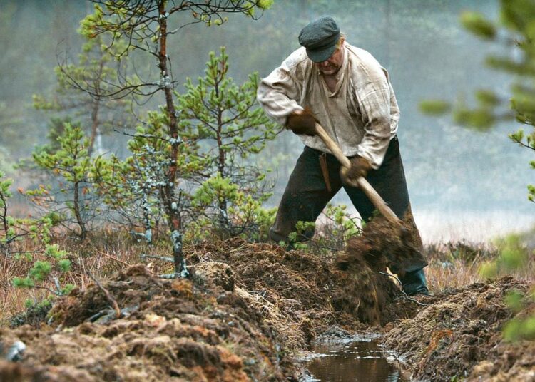 Suuret yhteiskunnalliset muutokset ja yksilökohtalot kietoutuvat tiiviisti yhteen.