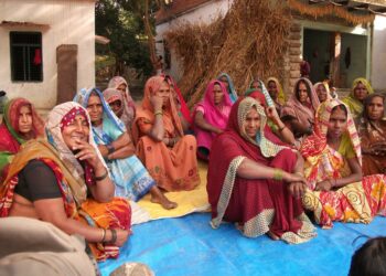 Valtaosa 21 vuotta täyttäneistä intialaisnaisista on muuttanut pois kotikylästään avioliiton vuoksi. Kuvan naiset asuvat Katra Shadatganjin kylässä Uttar Pradeshin osavaltiossa.