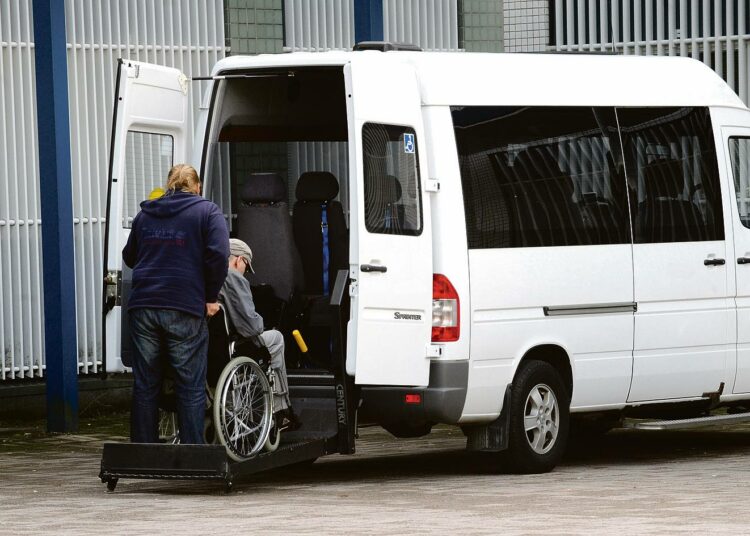 Osaavatko kuljettajat auttaa vammaisia ja vanhuksia oikein, Elina Nykyri kysyy.