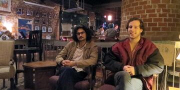 Ramin Zareian (vas.) ja Harrison Finch Hendershots-baarissa, joka on opiskelijoiden ja edistyksellisten aktivistien suosima tapaamispaikka Georgian Athensissa.