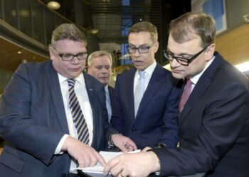 Puheenjohtajat perussuomalaisten Timo Soini (vas.), kokoomuksen Alexander Stubb ja keskustan Juha Sipilä tulosillassa vuonna 2015.
