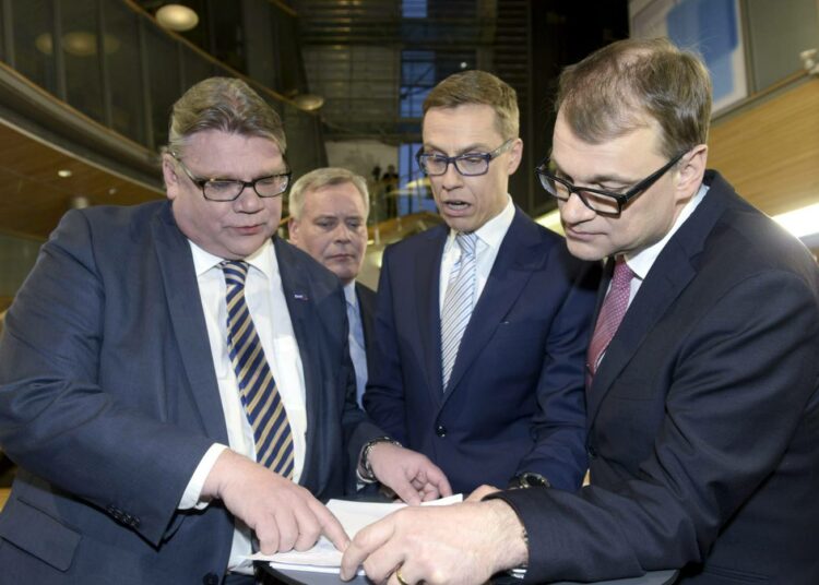 Puheenjohtajat perussuomalaisten Timo Soini (vas.), kokoomuksen Alexander Stubb ja keskustan Juha Sipilä tulosillassa vuonna 2015.