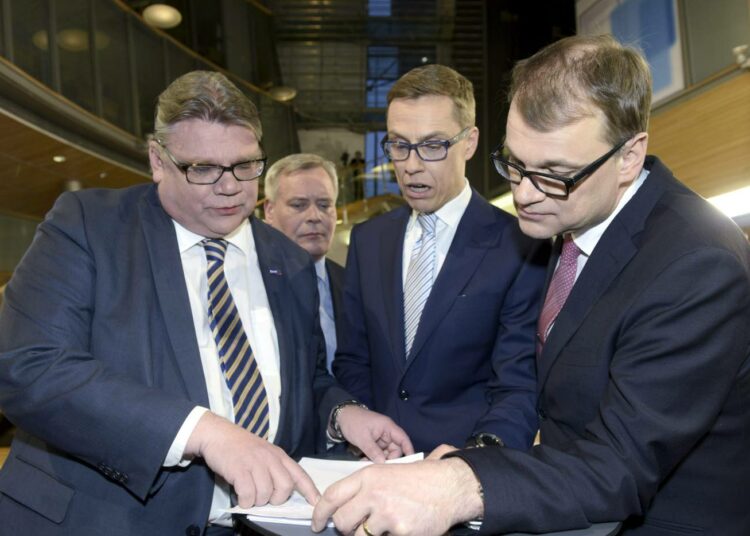 Puheenjohtajat perussuomalaisten Timo Soini (vas.), kokoomuksen Alexander Stubb ja keskustan Juha Sipilä tulosillassa vuonna 2015.