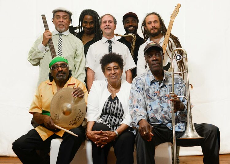 Jo 55 vuotta sitten perustetussa The Skatalites -bändissä on vielä yksi alkuperäisjäsen, skan kuningattareksi kutsuttu kahdeksankymppinen laulaja Doreen Shaffer.