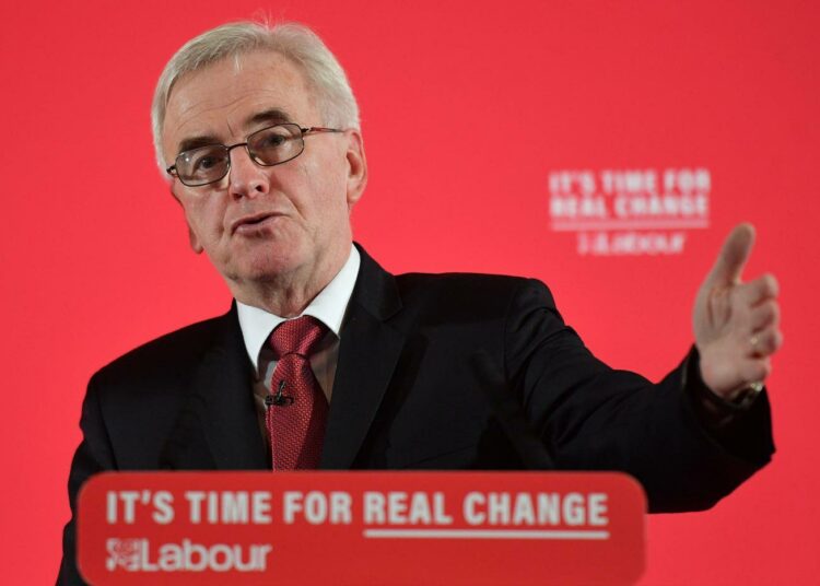 Työväenpuolueen varjovaltiovarainministeri John McDonnell pitämässä puhetta marraskuussa.