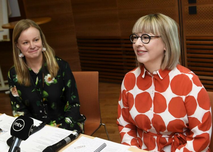 Perhevapaauudistustyöryhmän puheenjohtaja, johtaja Liisa Siika-aho (vas.) ja sosiaali- ja terveysministeri Aino-Kaisa Pekonen tiedotustilaisuudessa keskiviikkona.