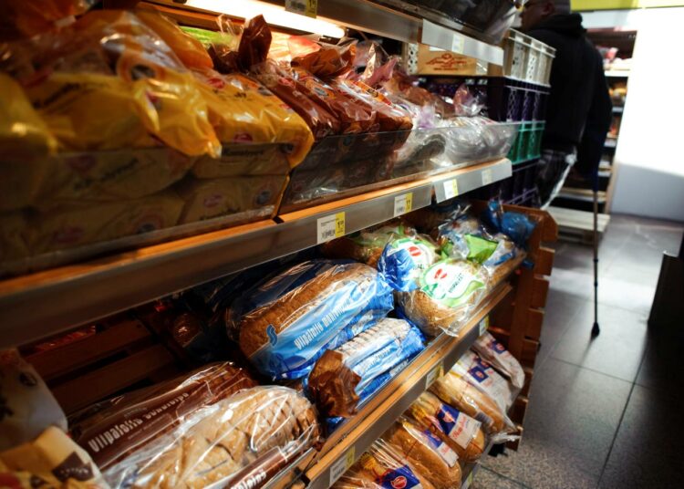 Kaupoissa on tarjolla leipää hyllytolkulla. Osa ehtii vanhentua.