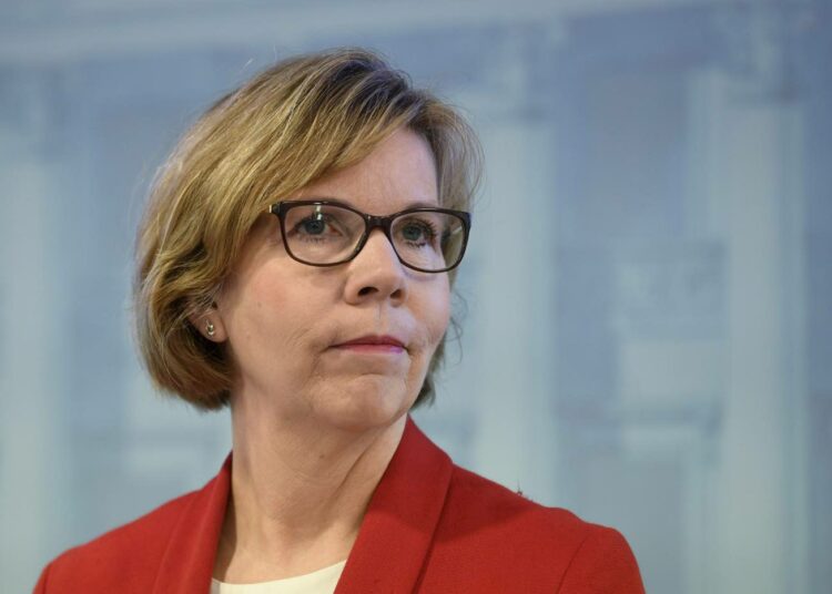 Oikeusministeri Anna-Maja Henriksson kertoi perjantaina valmisteilla olevista helpotuksista yksityishenkilöille sekä  pienille ja keskisuurille yrityksille.