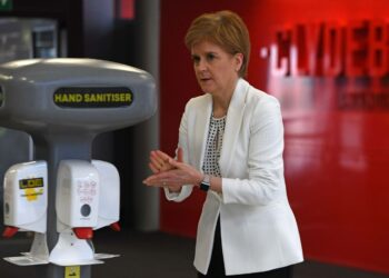 Skotlannin pääministeri Nicola Sturgeon käytti käsidesiä aloittaessaan sairaalavierailun Glasgowissa huhtikuussa.