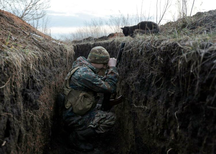 Ukrainalainen sotilas juoksuhaudassa lähellä Krasnogorivkan kylää helmikuussa.