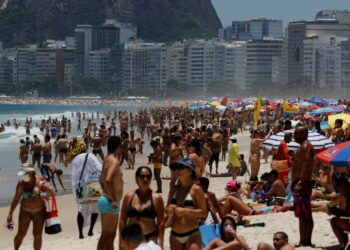 Rio de Janeiron rannat täyttyivät kesänviettäjistä vuodenvaihteen molemmin puolin, vaikka koronaviruksen leviäminen Brasiliassa kiihtyi joulun alla uudelleen.