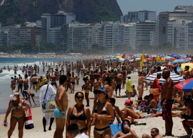 Rio de Janeiron rannat täyttyivät kesänviettäjistä vuodenvaihteen molemmin puolin, vaikka koronaviruksen leviäminen Brasiliassa kiihtyi joulun alla uudelleen.