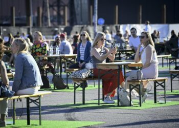 Yleisöä Anssi Kelan konsertissa Suvilahti Summer -tapahtumassa Helsingissä 12. kesäkuuta 2020. Ehtona uusien tapahtumien järjestämiselle on se, että tautitilanne paranee huomattavasti nykyisestä.