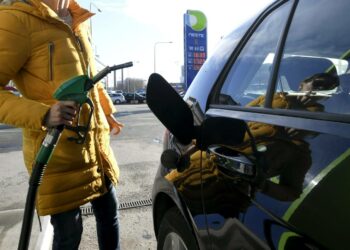 Työryhmän mielestä polttoaineveron korotus olisi selvästi tehokkain tapa vähentää autoilun päästöjä.