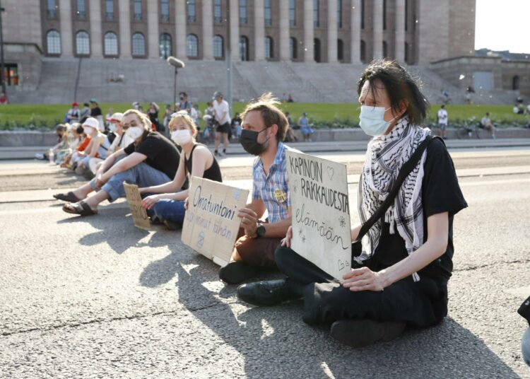 Elokapinan mielenosoittajia Mannerheimintiellä sunnuntaina.