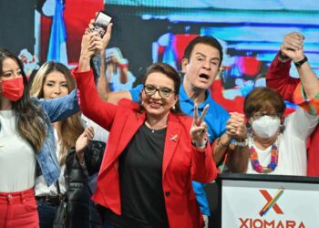 Xiomara Castrosta tulee Hondurasin ensimmäinen naispresidentti. Castron takana varapresidentiksi valittu Salvador Nasralla.