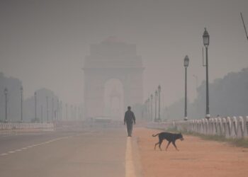 Maailman kolmestakymmenestä saastuneimmasta kaupungista 21 sijaitsee Intiassa. New Delhin maamerkkeihin lukeutuva sotamuistomerkki India Gate peittyy usein savusumuun.