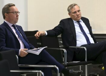 Elinkeinoministeri Mika Lintilä ja Suomen Yrittäjien toimitusjohtaja Mikael Pentikäinen syksyn 2022 pk-yritysbarometrin julkistamistilaisuudessa.