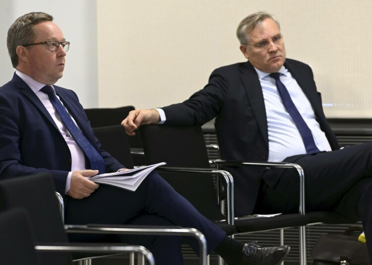 Elinkeinoministeri Mika Lintilä ja Suomen Yrittäjien toimitusjohtaja Mikael Pentikäinen syksyn 2022 pk-yritysbarometrin julkistamistilaisuudessa.