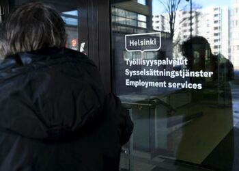 15–74-vuotiaita työttömiä oli helmikuussa 263 000, eli 43 000 enemmän kuin vuosi sitten.