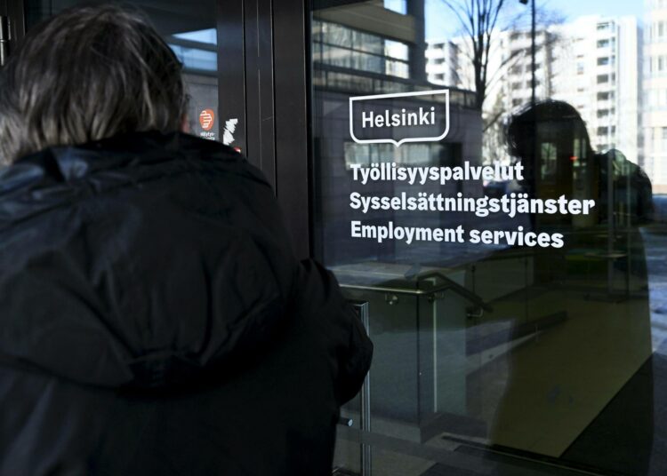 15–74-vuotiaita työttömiä oli helmikuussa 263 000, eli 43 000 enemmän kuin vuosi sitten.