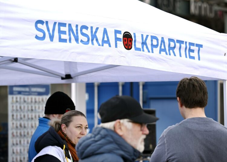Mielipidemittauksissa RKP:n kannatus on ollut historiallisen alhaista, ja monet harkitsevat puolueen vaihtamista.