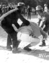 Lapualaiset Iisakki Valkama ja Nuutti Nummikoski pahoinpitelevät Työn Äänen faktoria Eino Niemistä Vaasan oikeustalon ulkopuolella 4. kesäkuuta 1930.