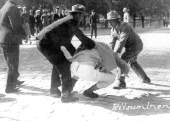 Lapualaiset Iisakki Valkama ja Nuutti Nummikoski pahoinpitelevät Työn Äänen faktoria Eino Niemistä Vaasan oikeustalon ulkopuolella 4. kesäkuuta 1930.