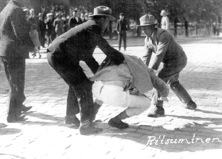 Lapualaiset Iisakki Valkama ja Nuutti Nummikoski pahoinpitelevät Työn Äänen faktoria Eino Niemistä Vaasan oikeustalon ulkopuolella 4. kesäkuuta 1930.