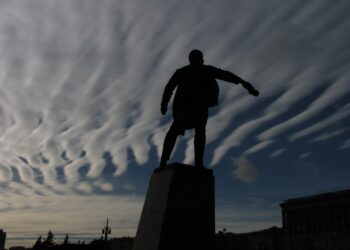 Vasemmistonuoret lähettää SDP:n puheenjohtajalle Antti Lindtmanille luettavaksi Leniniä, koska Marxin Pääomia ”Antti ei kuitenkaan lukisi”.