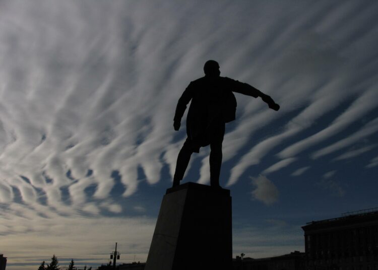 Vasemmistonuoret lähettää SDP:n puheenjohtajalle Antti Lindtmanille luettavaksi Leniniä, koska Marxin Pääomia ”Antti ei kuitenkaan lukisi”.