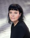 Noora Kotilainen on sotaa, militarismia, kriisejä ja kärsimystä työssään käsittelevä valtiotieteilijä ja historian tutkija, joka käsittelee kolumneissaan aikaamme leimaavia synkkiä ja väkivaltaisia ilmiöitä.