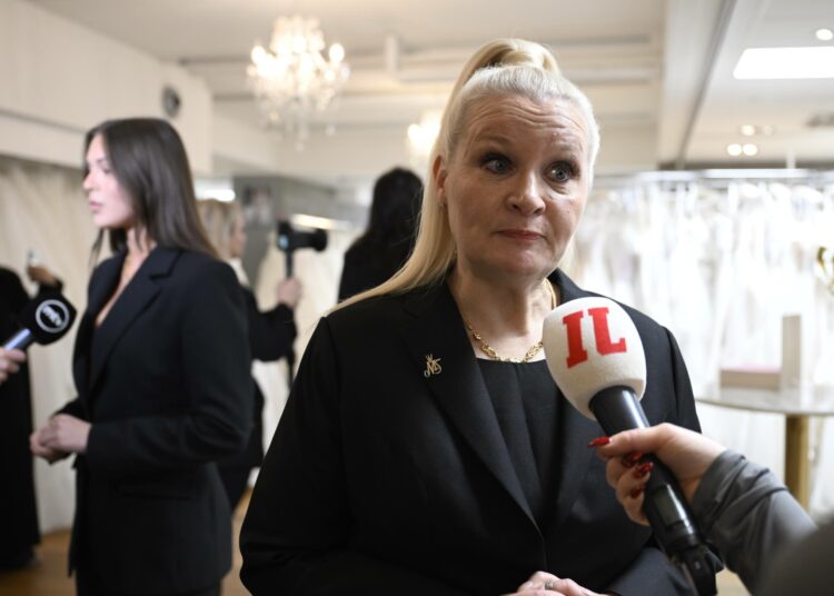 Miss Suomi -kilpailun toimitusjohtaja Sunneva Sjögren puhui tiedotustilaisuudessa torstaina. Taustalla on Miss Suomi tittelistä luopunut Sarah Dzafce.