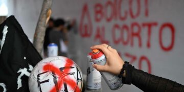 Aktivistit protestoivat jalkapallon lajiliitto Fifaa vastaan Azteca-stadionin edessä Mexico Cityssä toukokuussa. Stadionilla pidetään MM-kisojen avajaisseremonia. Kuva: Lehtikuva/Yuri Cortez