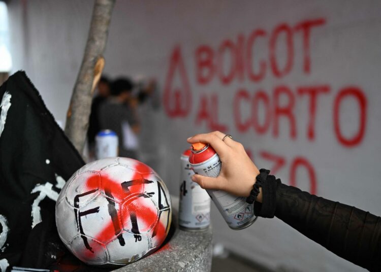 Aktivistit protestoivat jalkapallon lajiliitto Fifaa vastaan Azteca-stadionin edessä Mexico Cityssä toukokuussa. Stadionilla pidetään MM-kisojen avajaisseremonia. Kuva: Lehtikuva/Yuri Cortez