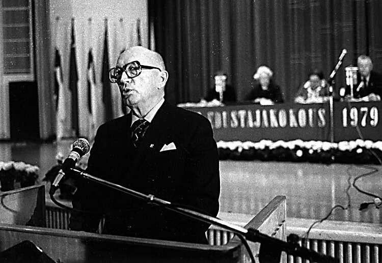 Suomalais-neuvostoliittolaisen yhteistyön arkea. Suomi-Neuvostoliitto -seuran edustajakokous valitsi uudelleen puheenjohtajaksi pitkäaikaisen keskustapoliitikko Martti Miettusen vuonna 1979.