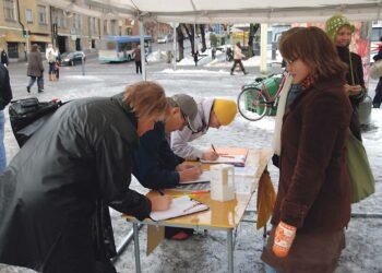 Nimiä kerätään marraskuulta peräisin olevassa kuvassa vetoomukseen, jolla vaadittiin kansanäänestyksen järjestämistä toriparkki-suunnitelmasta.