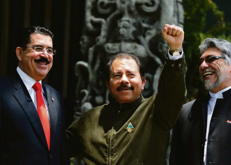 Nicaraguan presidentti Daniel Ortega (keskellä), Hondurasin Manuel Zelaya (vasemmalla) ja Paraguain Fernando Lugo osallistuivat 39:nteen OAS:n kokoukseen, jossa Kuuba päätettiin huolia taas mukaan.